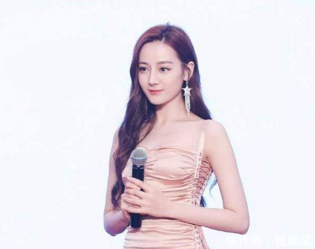 关晓彤和迪丽热巴看看谁更美网友关晓彤比迪丽热巴强多了！