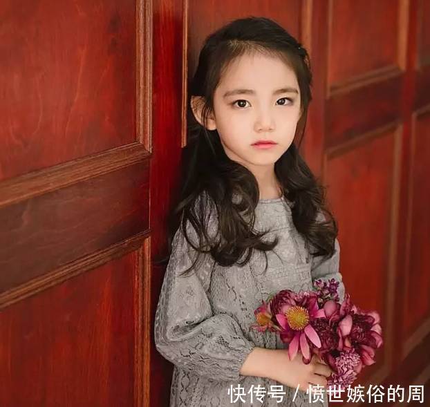 小女孩6岁开始化妆，12岁时居然变成这样！
