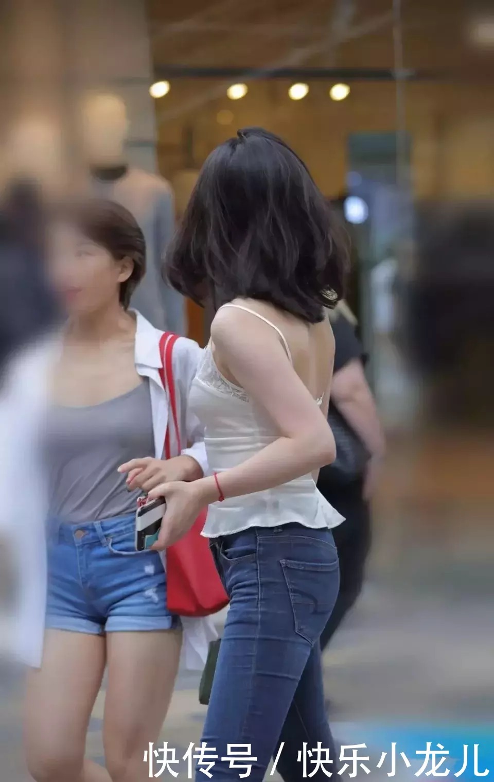 玉肌:时尚穿搭:修身牛仔裤搭配冰丝背心,真是玉肌伴轻风啊