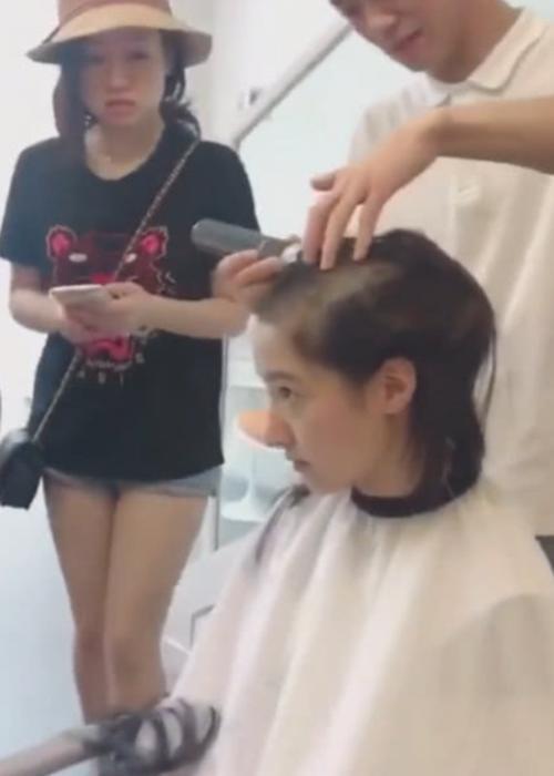 美女失恋剪光头，闺蜜在旁边都看蒙了,自己却是格外平静