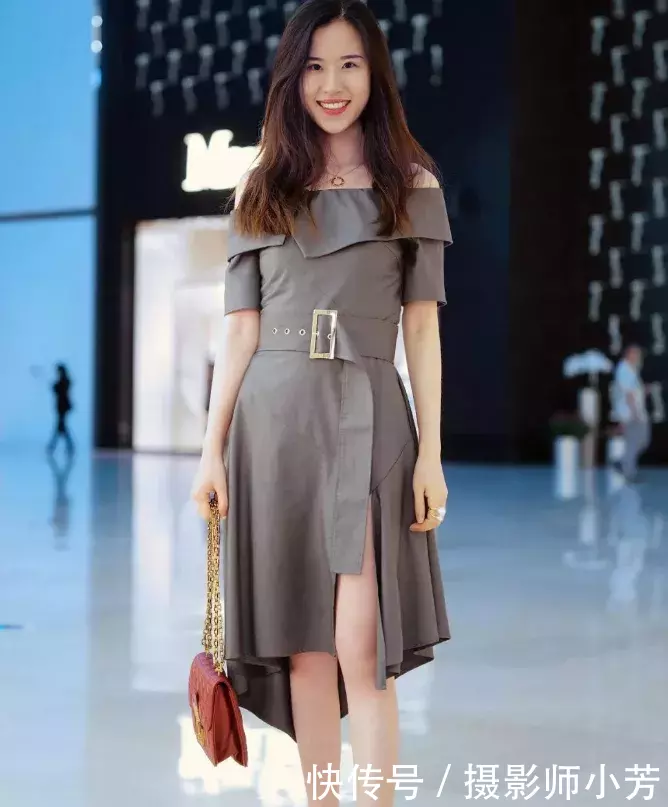 街拍：动人心弦的打底裤美女，柔韧性非常好，一字马很标准!