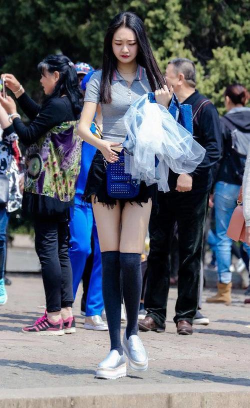 人群中亮眼的时尚辣妈，热裤长靴根本看不出来刚生完孩子！