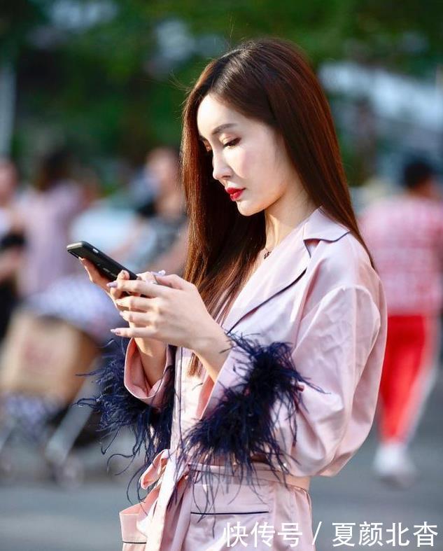 「 个性」小红包可爱，街拍：小姐姐个性的白色连衣裙秀出性感美腿
