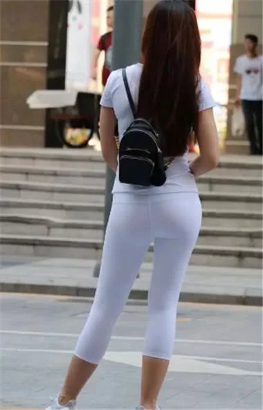 微胖小姐姐身穿白色紧身裤搭配白色t恤衫显出凹凸身材，小姐姐的