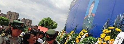 21岁消防战士谢勇“魂归故里”，母亲泣不成声让我看他最后一眼