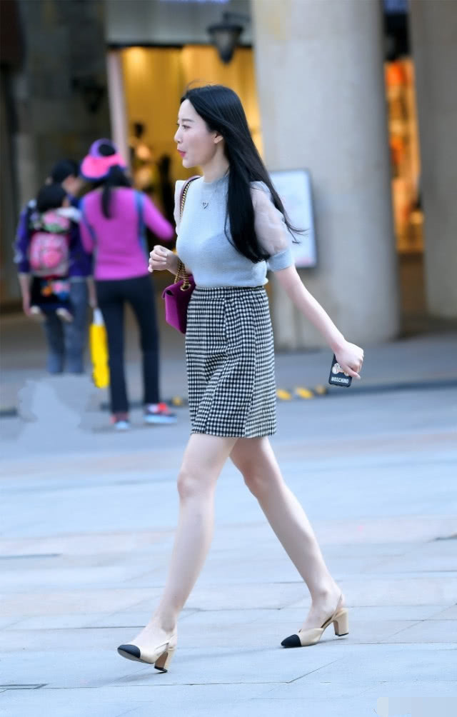 气质小姐姐碎格短裙大秀时尚美腿，走路气势很强，高颜值洗净无数