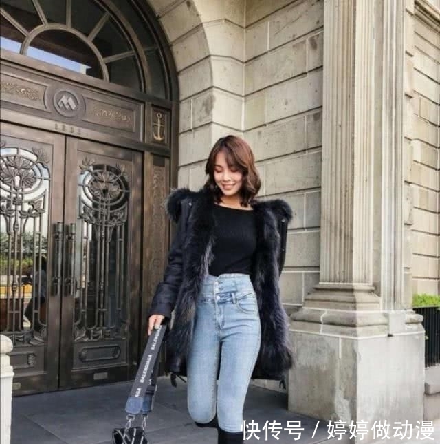  看起来：小白鞋已经失宠了，2020最受欢迎的是“骑士靴”，洋气舒适又显高