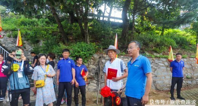 山东一5A景区怪景象，羊汤售价一元，游客坐在山洞里喝汤