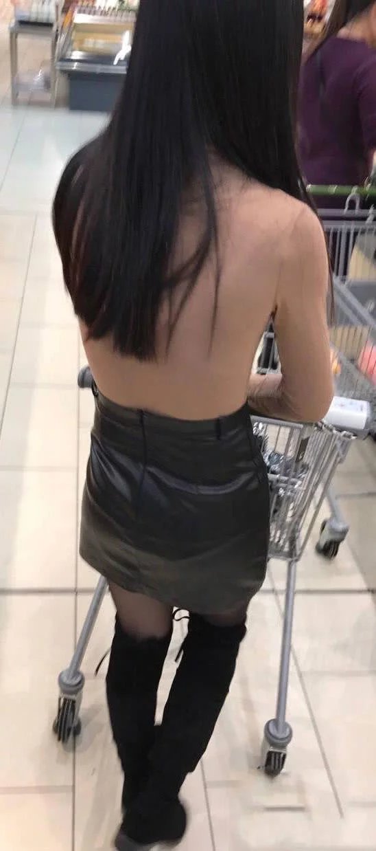 时尚穿衣 性感的女朋友逛商场，小皮裙黑丝袜皮肤白，长得很漂亮