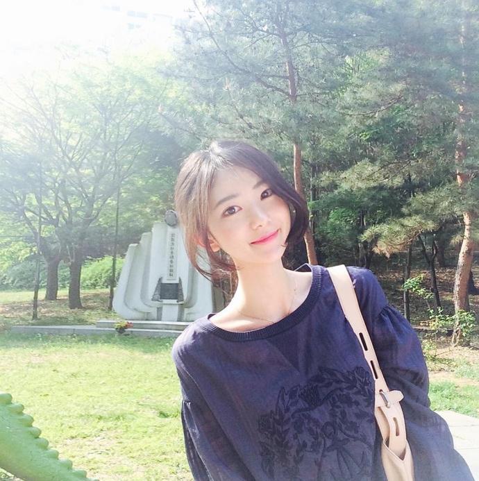 路人街拍,颜值高、身材好,这样的小姐姐喜欢吗