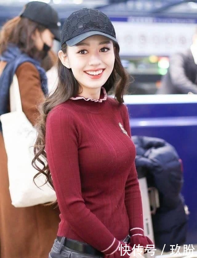 『镜头』吉娜这3D身材绝了,穿上旗袍后朗朗忙遮镜头,这女人美得太惊艳