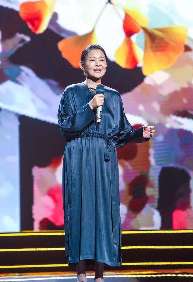 「大妈」倪萍瘦身后变化真大,没了61岁大妈的味道,多了几分年轻活力感