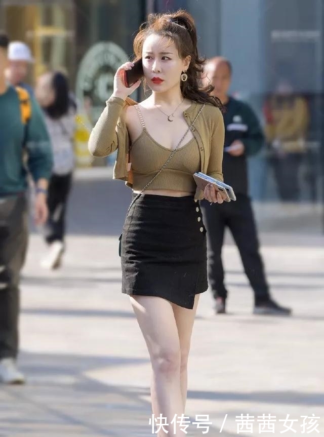  『显瘦』街拍一双黑色的尖头高跟鞋，让她微胖的身材也看上去更加的显高又显瘦
