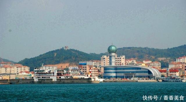 中国山东有一个县, 居住的人口越来越少, 其中有两个原因