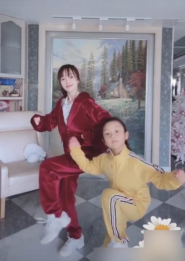 #跳舞#7岁甜馨长成大姑娘,穿运动装陪妈妈跳舞健身,这种乖巧让人心疼