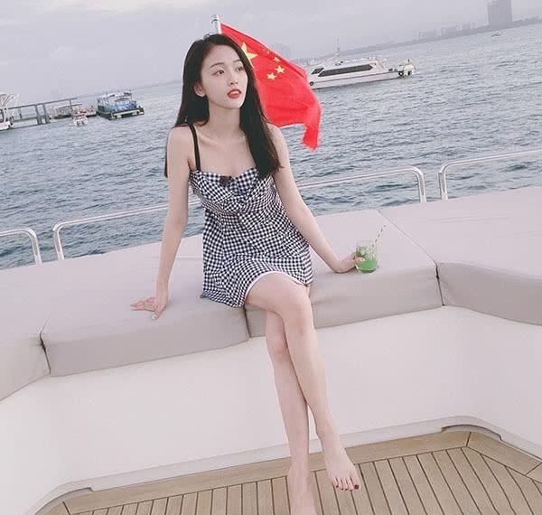  [春夏]春夏穿搭少不了连衣裙，Jessica穿得仙气十足，不妨我们来学下