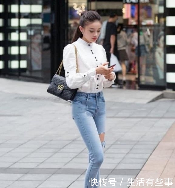 『衬衫』街拍:天生丽质的小姐姐,一件白色衬衫配牛仔裤,时尚窈窕好身姿