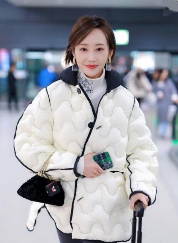 穿成:把紧身裤穿成皱皱裤,塞进长筒靴无压力,司理理的腿细到不信