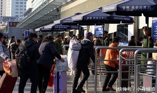 “返城潮”来袭，明明有高铁，农民却要坐10几小时的火车，很心酸