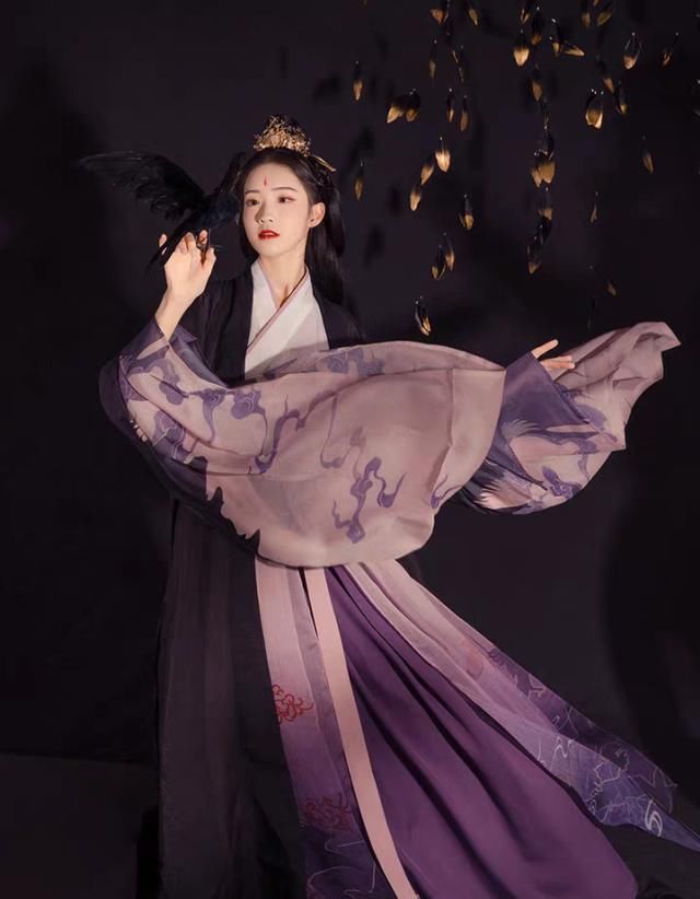  「套衣服的配」它被称作时期的泪水，型制不正确却仍然受大伙儿热烈欢迎，究竟由于哪些