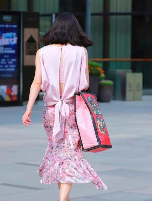 气质@街拍:软玉温香的美女,一件针织上衣配牛仔短裤,青春靓丽气质美