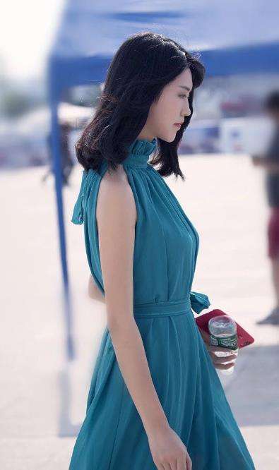 街拍：穿着清凉的美女姐姐，这么穿很好看