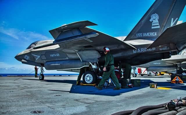  『美军』美军F-35B装弹药准备训练 没有固定武器 机炮吊舱成“救命稻草”