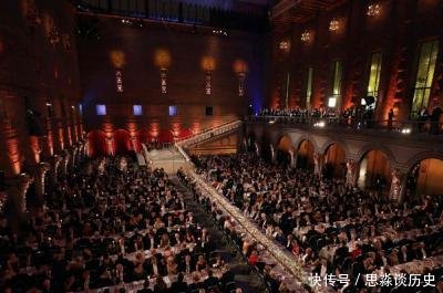 他出生在河南省，父母都是河南农民，1998年获得诺贝尔物理学奖