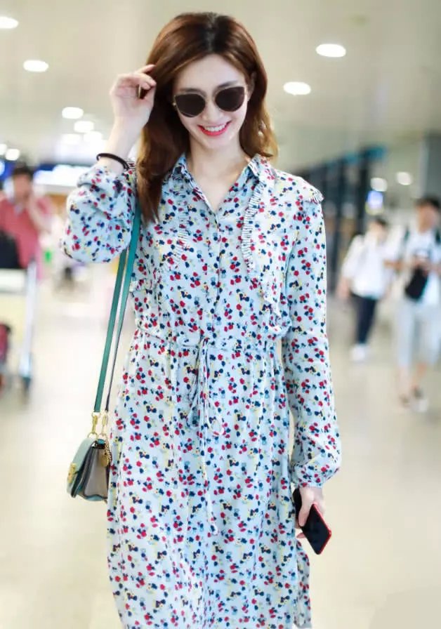 江疏影有多美？连穿件像地摊货的碎花裙都是女神，普通人穿会丑！