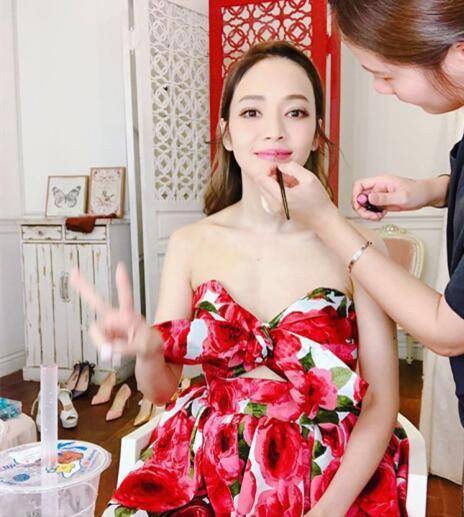 辣妈侯佩岑红色洋装小露事业线 笑容清纯甜美动人