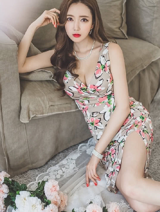 气质小姐姐吊带裙裹出妙曼身姿，咬嘴唇的样子真的好迷人！