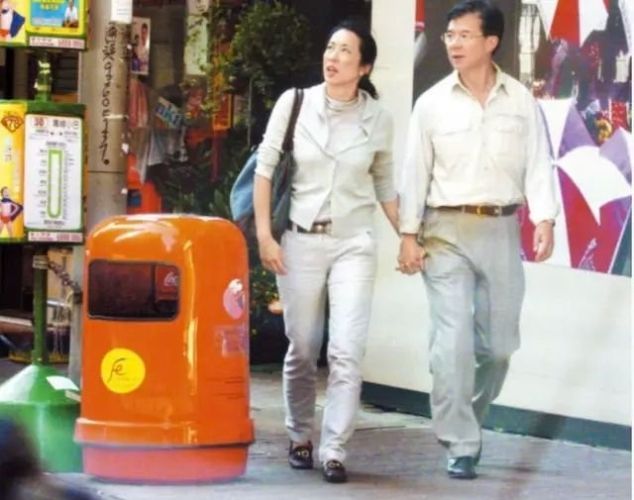 『超群』朱玲玲近照曝光,穿普通大衣好优雅,气质超群也难掩老年斑