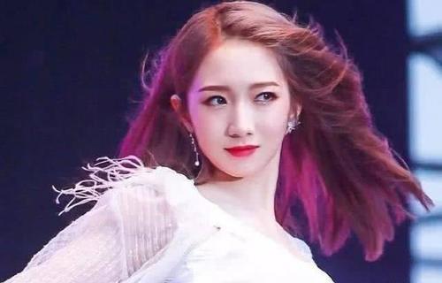 当程潇没有了刘海，孟美岐忘了画眼线，而鞠婧祎穿错了短裤！