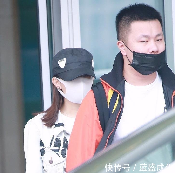 赵丽颖怀孕传言后再现身, 刻意穿紧身衣 肚子真是一目了然