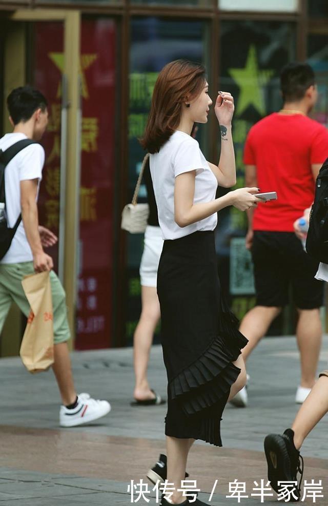 『拼接』路人街拍,小姐姐身姿曼妙,穿羽毛拼接纱裙,很显高挑身材