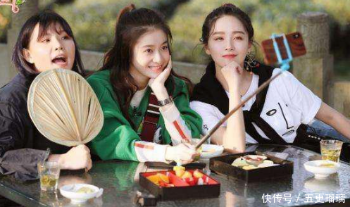 霍思燕穿卫衣，直接把这位只有20岁新生女星比下去 网友：嫩炸