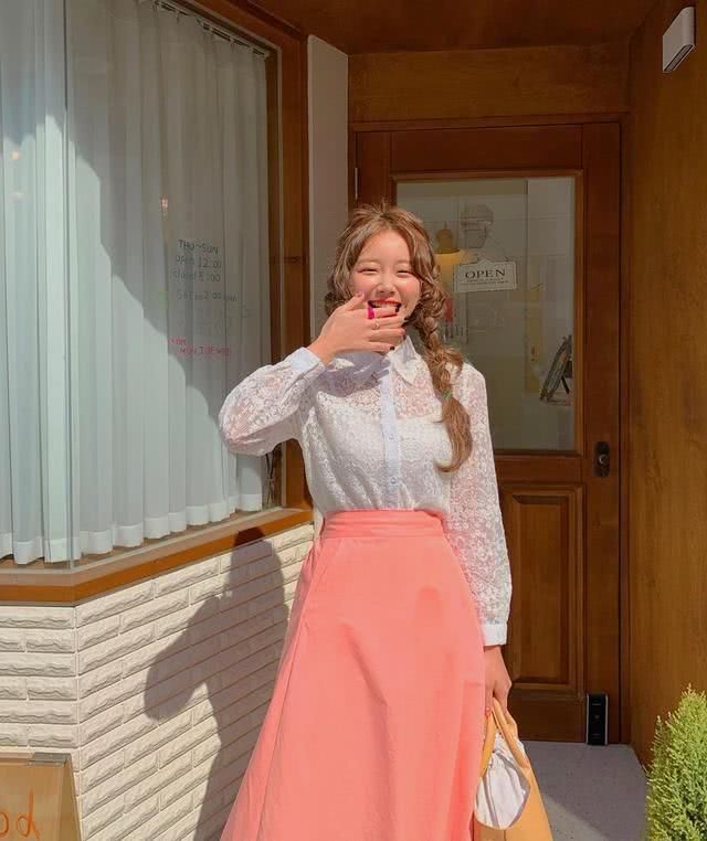  #色彩#在春季穿衣服看起来枯燥乏味，你学会运用色彩了吗？
