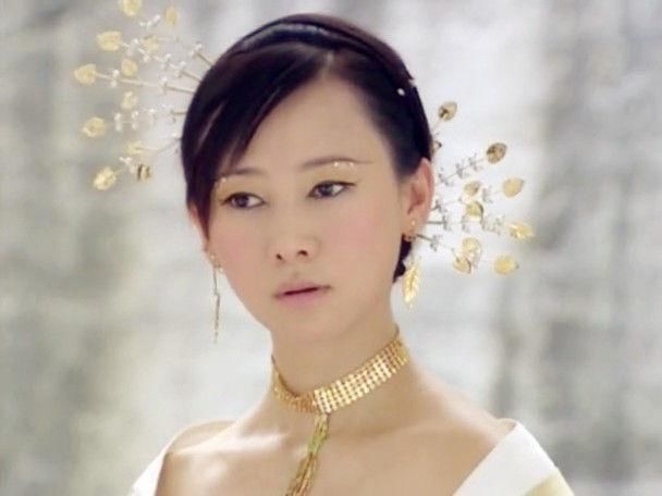 头发上插满细针的古装女子，王艳梦幻、翁虹高贵、而她画蛇添足