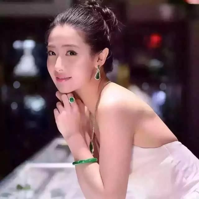 翡翠吊坠怎样配衣才更迷人