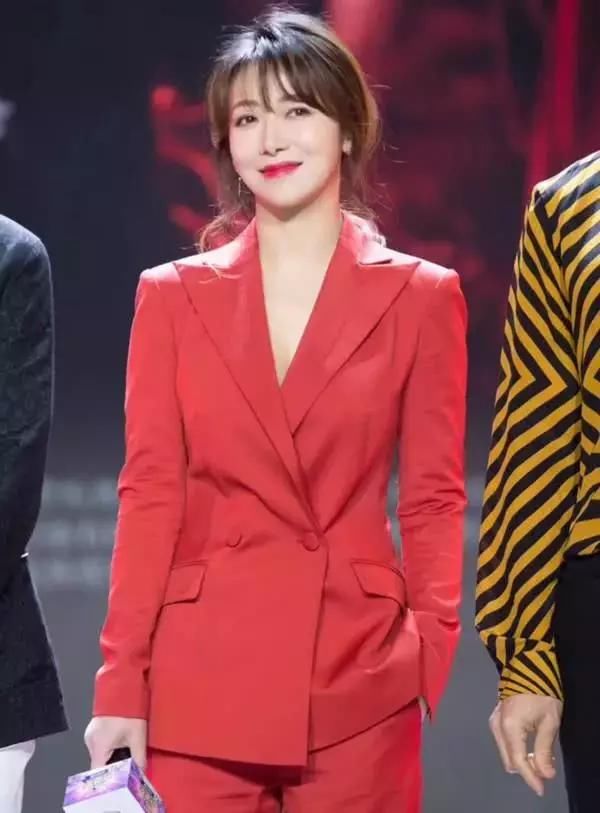 陈紫涵黑白配吊带裙，大秀傲人上围，侧面照看着好假