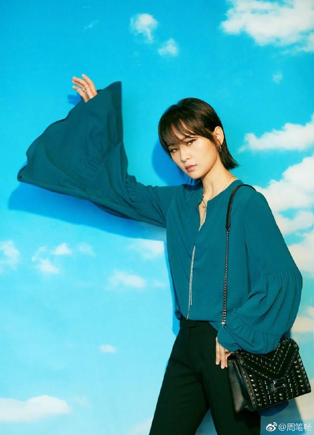 周笔畅真霸气！黑色高腰皮裤穿出1米8大长腿，网友：恨天高太抢镜