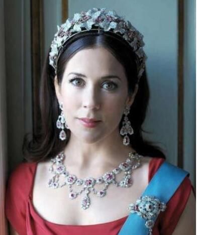 各国王妃戴皇冠:戴安娜优雅,凯特面无表情,瑞典王妃气质华贵!