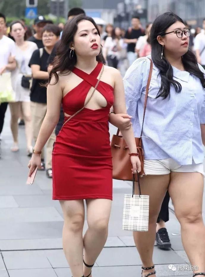 街拍:优点都是要展现出来的，美女的衣服设计真好