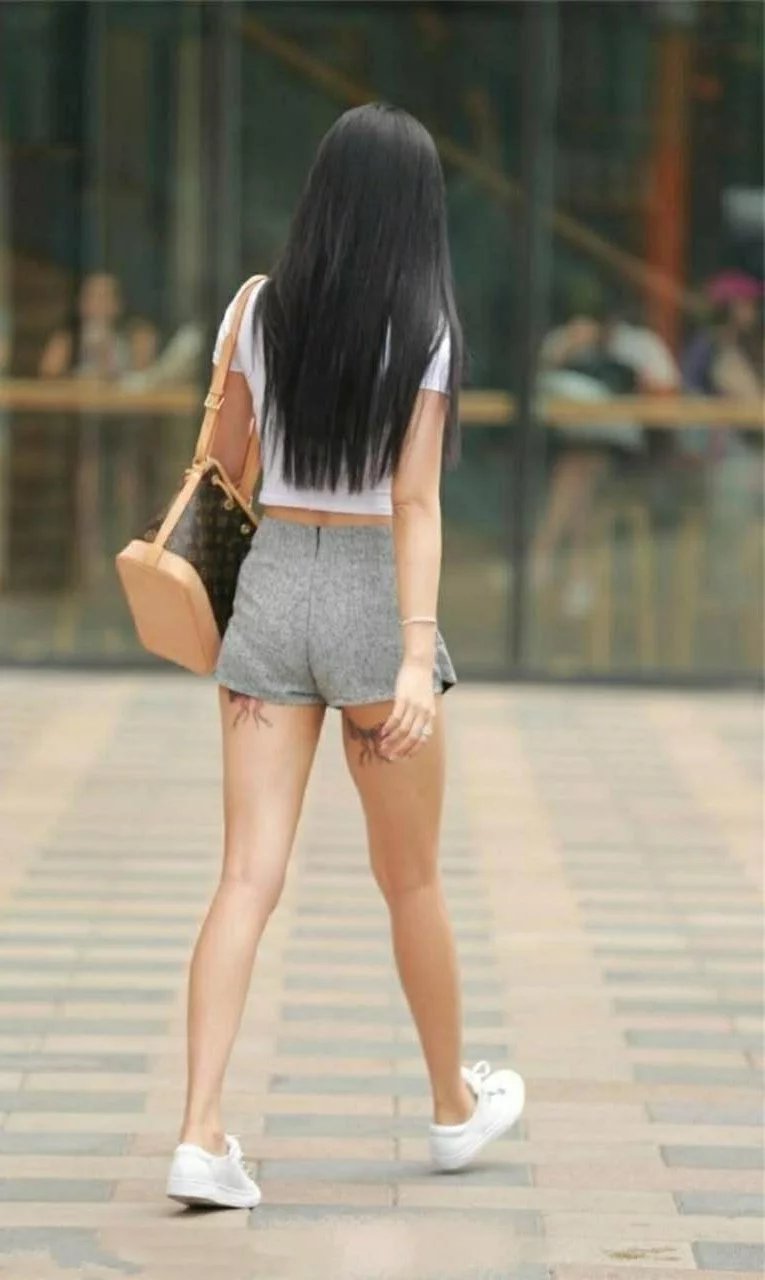 街拍:时尚优美的小姐姐轻松穿出女神范,让美美身材曼妙曲线风情