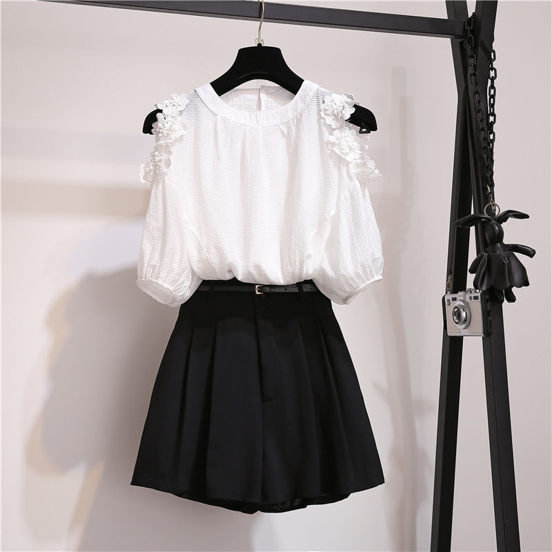 女人果然还是年轻好看，出门穿这款“显嫩衫”，男人喜欢同性嫉妒