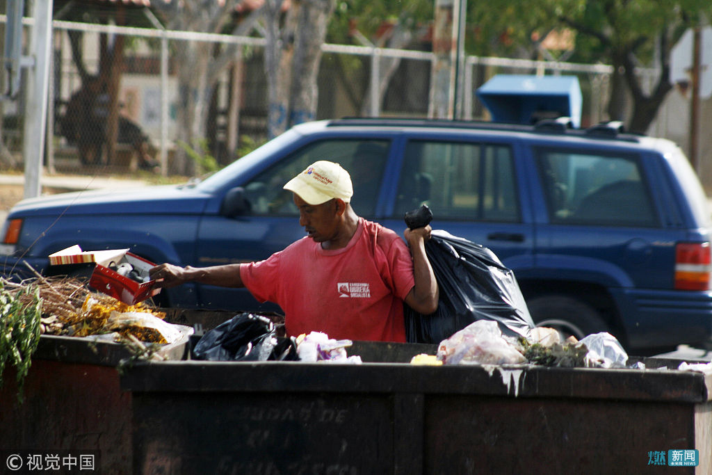 委内瑞拉面临严重饥荒 儿童垃圾堆中翻找食物