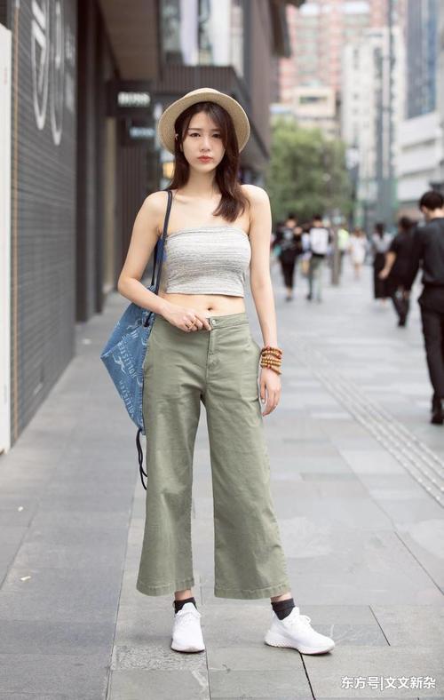 街拍：穿吊带短裙的小姐姐，性感与美貌并存，引人注目！