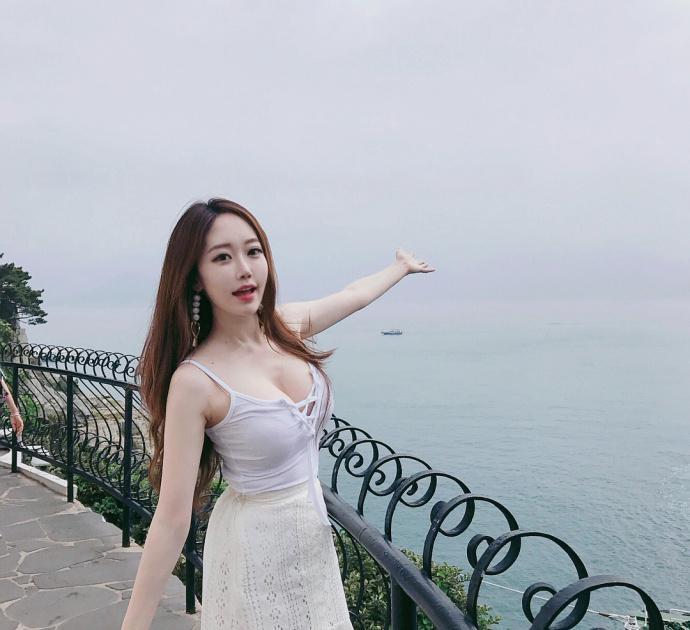 白色吊带连衣裙，展示性感好身材，微胖型，惹人爱