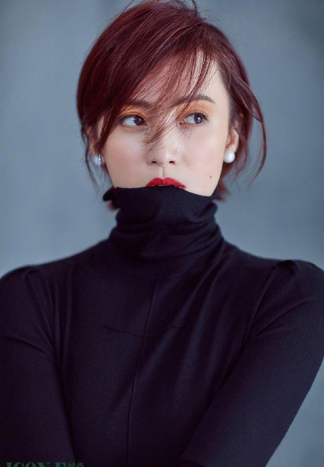 蒋勤勤身穿西服外套+连体裤，气质出众不显老，网友：她有43岁吗