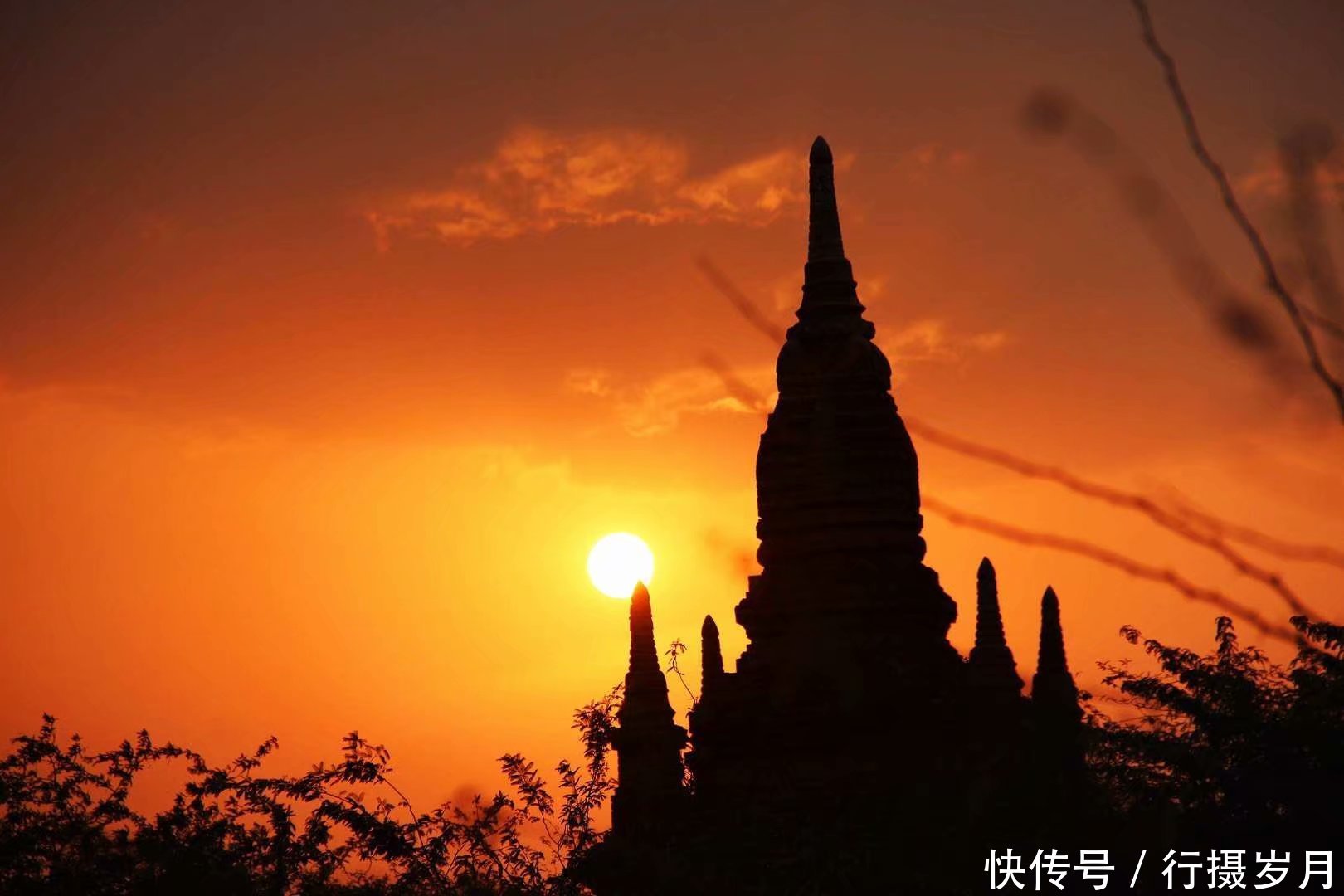 绚丽的热气球，丛林里的精美佛塔，让它成为世界最美十大日出观赏